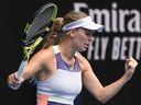 Caroline Wozniacki célèbre après avoir remporté une balle de match contre Dayana Yastremska en 2020.