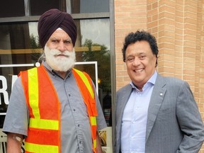 Bob Dhillon avec son compatriote immigrant de première génération Mukthar Aulkah.