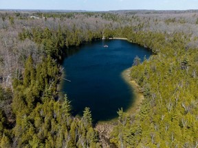 Une vue aérienne du lac Crawford