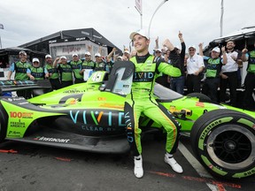 Christian Lundgaard célèbre avec ses coéquipiers de Rahal Letterman Lanigan Racing après avoir remporté la pole position du Honda Indy Toronto 2023 à Toronto