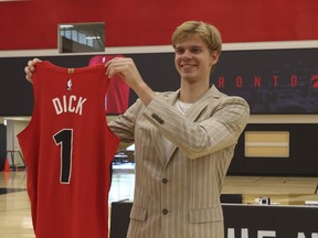 Les Raptors de Toronto ont officiellement dévoilé leur meilleur choix de repêchage de la NBA pour 2023 - Gradey Dick - sur les terrains d'entraînement du centre OVO.  à Toronto, Ont.  le lundi 26 juin 2023.