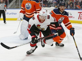 L'attaquant des Sénateurs d'Ottawa Connor Brown (28 ans) et les défenseurs des Oilers d'Edmonton Ethan Bear (74 ans) poursuivent une rondelle lâche à Rogers Place dans cette photo d'archive du 4 décembre 2019.