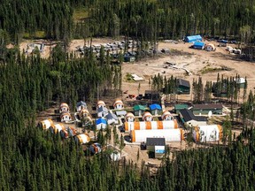 Photo aérienne d'un camp éloigné de Noront Resources dans le Cercle de feu de l'Ontario, une zone non développée et riche en minéraux est le soi-disant Cercle de feu situé dans les basses terres de la baie James.