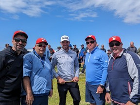 Corey Conners prend une photo avec des fans canadiens avant le British Open plus tard cette semaine.