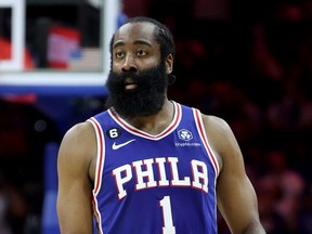 James Harden # 1 des Philadelphia 76ers dribble contre les Boston Celtics.