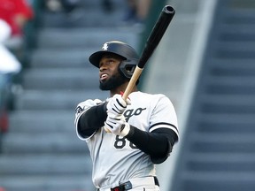 Luis Robert Jr. des White Sox de Chicago frappe un coup de circuit contre les Angels de Los Angeles.