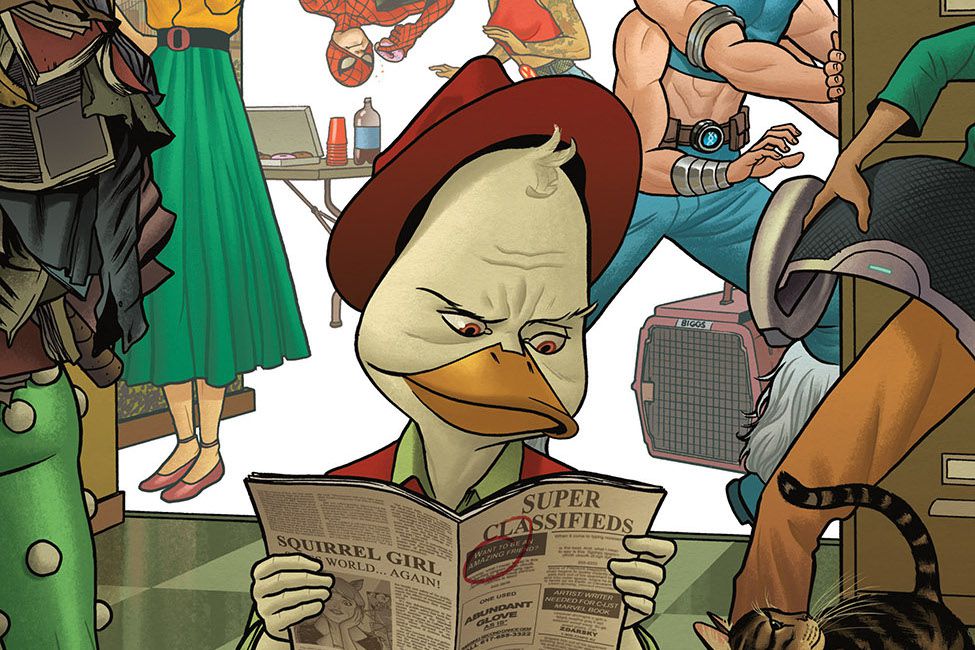 Howard the Duck parcourt les Super Petites Annonces avec scepticisme alors que différentes figures (Spider-Man, un gars à quatre bras, une femme en jupe) passent derrière lui.