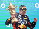 Le vainqueur de la course Max Verstappen des Pays-Bas et Oracle Red Bull Racing célèbrent sur le podium lors du Grand Prix de F1 de Grande-Bretagne sur le circuit de Silverstone le 9 juillet 2023 à Northampton, en Angleterre.