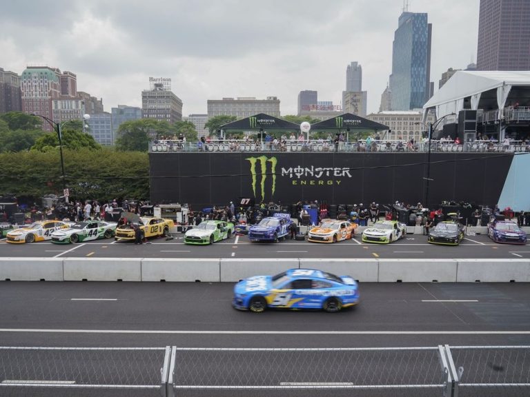 De fortes pluies inondent les routes de Chicago et obligent NASCAR à écourter la course au centre-ville