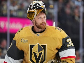 Laurent Brossoit des Golden Knights de Vegas est vu au cours de la troisième période contre les Jets de Winnipeg dans le match 2 du premier tour des séries éliminatoires de la Coupe Stanley 2023 au T-Mobile Arena le 20 avril 2023 à Las Vegas, Nevada.