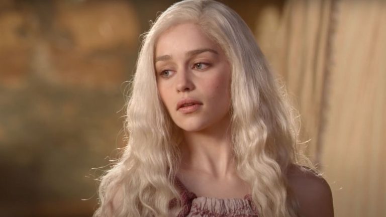 Découvrez le visage d'Emilia Clarke lorsqu'on lui a demandé ce qu'elle ressentait à propos de la fin de Game of Thrones
