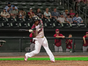 Le voltigeur droit des Monarchs de Kansas City Jan Hernandez balance sur un terrain lors d'un match de l'Association américaine contre les Goldeyes de Winnipeg le 30 juin 2023.