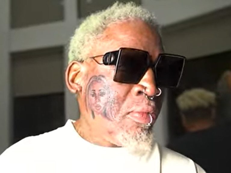 Dennis Rodman se fait tatouer le visage de sa petite amie après seulement quelques mois de fréquentation