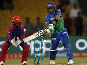 Shahid Afridi de Multan Sultans en frappe six lors d'un match en 2020.