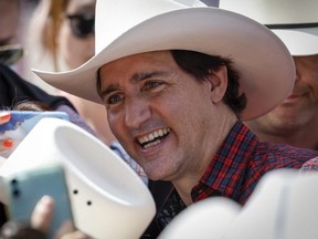 Le premier ministre Justin Trudeau salue la foule au Calgary Stampede, le 10 juillet 2022.