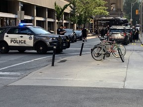 La police de Toronto sur les lieux d'une double fusillade sur la rue Charles à Toronto le lundi 10 juillet 2023. KEVIN CONNOR/TORONTO SUN