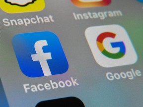 Les logos des applications mobiles Facebook et Google affichés sur une tablette