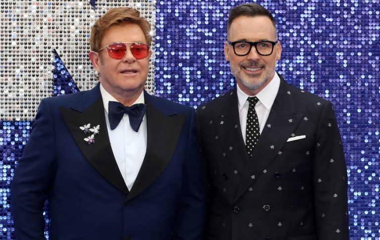 Elton John appelé comme témoin pour la défense de Kevin Spacey lors d'un procès pénal au Royaume-Uni
