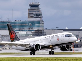 Un avion d'Air Canada à l'aéroport de Montréal.