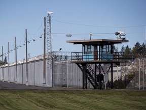 Une vue extérieure d'une prison.