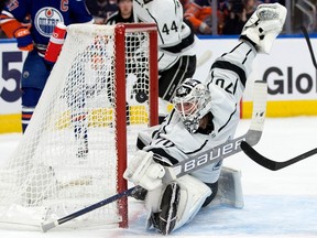 Photo d'archives/ Joonas Korpisalo, 29 ans, qui a été distribué aux Kings de Los Angeles à la date limite des transactions de l'an dernier par les Blue Jackets de Columbus, est sur l'écran radar des Sénateurs depuis longtemps et il gagnera 4 millions de dollars par saison tout en aidant pour consolider le gardien de but du club avec Anton Forsberg.