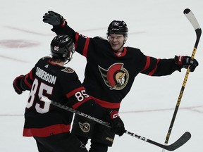 Jake Sanderson des Sénateurs d'Ottawa court pour féliciter Alex DeBrincat pour son but gagnant.