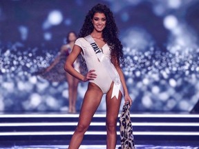 Miss Italie, Caterina Di Fuccia, se présente sur scène lors du concours de maillots de bain de l'étape préliminaire du 70e concours de beauté Miss Univers dans la ville côtière d'Eilat, dans le sud d'Israël, le 10 décembre 2021.