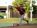 Le lanceur partant des Winnipeg Goldeyes Landen Bourassa effectue une livraison le 29 juin 2023 lors d'un match de l'Association américaine contre les Saltdogs de Lincoln à Lincoln, Neb.