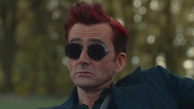 Good Omens 2: David Tennant sur le fait d'enfiler le "pantalon légèrement trop serré" de Crowley une fois de plus [Exclusive Interview]
