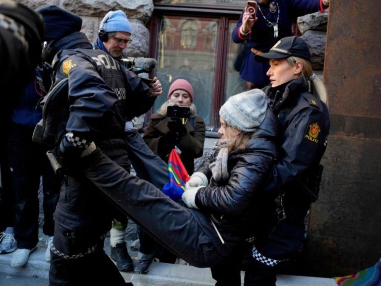 Greta Thunberg provocante après qu’un tribunal suédois l’ait condamnée à une amende pour avoir désobéi à la police