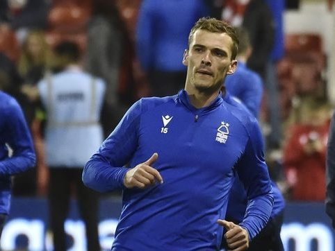 Harry Toffolo de Nottingham Forest aurait enfreint les règles de paris 375 fois