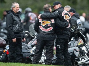 Les membres du club de motards des Hells Angels et les membres du club affilié se sont réunis au cimetière Ocean View à Burnaby le 8 avril pour rendre hommage au défunt membre David Swartz.