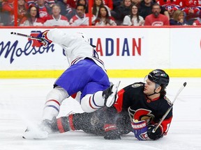 Photo d'archives/ L'ailier droit des Sénateurs Alex DeBrincat (12 ans) s'emmêle avec le défenseur des Canadiens de Montréal Mike Matheson (8 ans) lors de la première période de la LNH au Centre Canadian Tire le samedi 28 janvier 2023.