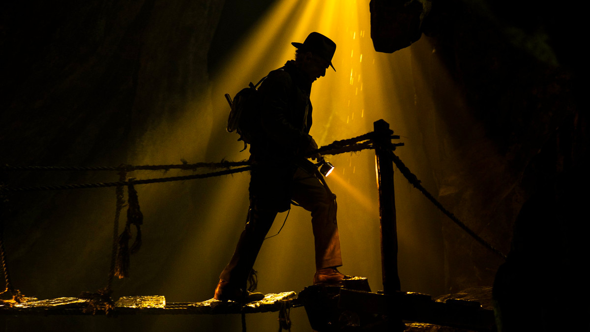 Indiana Jones traverse un pont dans l'ombre dans une image du film sans titre Indiana Jones 5