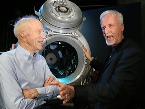 Le réalisateur oscarisé James Cameron, à droite, et son ami et mentor d'enfance, le Dr Joe MacInnis, étaient présents à l'ouverture de la Société géographique royale du Canada "PRESSION : James Cameron dans l'abîme" exposition mardi à Ottawa.