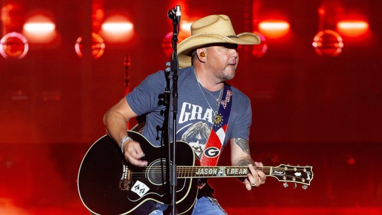 Jason Aldean défend la chanson controversée "Try That in a Small Town" lors d'un concert et dénonce "Cancel Culture"
