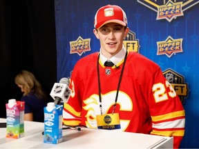 Samuel Honzek s'adresse aux médias après avoir été sélectionné par les Flames de Calgary avec le 16e choix au total lors de la première ronde du repêchage Upper Deck NHL 2023 au Bridgestone Arena le 28 juin 2023 à Nashville, Tennessee.