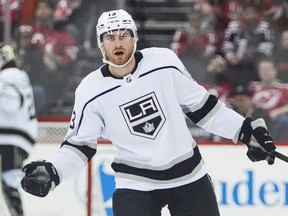 Gabriel Vilardi des Kings de Los Angeles fait valoir un penalty prononcé contre lui.