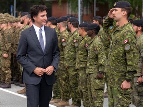 Le premier ministre Justin Trudeau inspecte les troupes canadiennes en Lettonie.