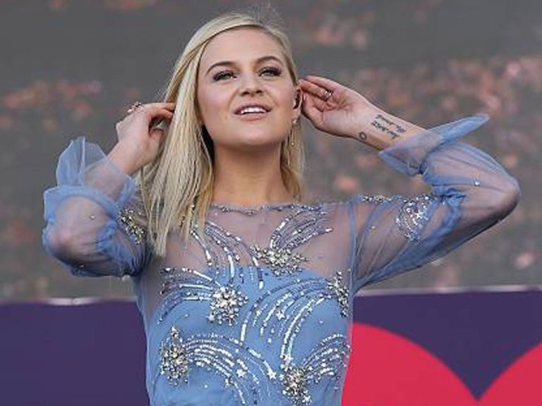 Kelsea Ballerini frappée au visage par un objet lancé sur scène : « Ne jetez rien »