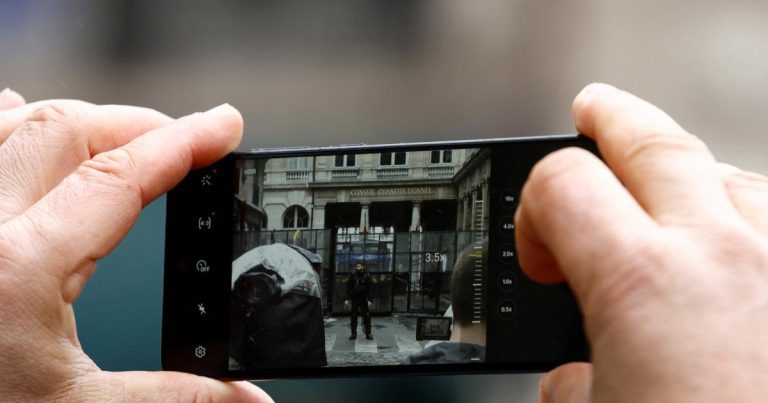 L’Assemblée française adopte un projet de loi permettant à la police d’activer à distance les caméras et les microphones des téléphones pour la surveillance