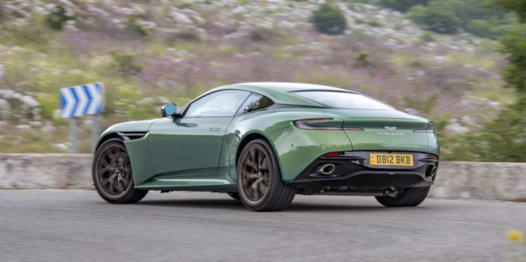 L’Aston Martin DB12 2024 est rapide et fabuleuse