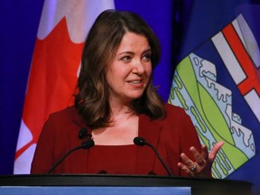 La première ministre de l'Alberta, Danielle Smith, prend la parole lors d'un déjeuner de la Chambre de commerce de Calgary à l'hôtel Hyatt Regency de Calgary le jeudi 29 juin 2023.