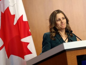 La ministre canadienne des Finances, Chrystia Freeland, prononce une allocution lors d'un événement au Peterson Institute for International Economics le 12 avril 2023 à Washington, DC.