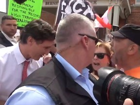 Le premier ministre Justin Trudeau a été assailli par des manifestants en colère à Belleville, en Ontario, et a été contraint d'écourter sa visite au marché fermier local le jeudi 20 juillet 2023.