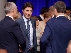 Le premier ministre du Canada Justin Trudeau (C) s'entretient avec le secrétaire général de l'OTAN Jens Stoltenberg (L) et le premier ministre belge Alexander De Croo (R) au début d'une réunion du Conseil de l'Atlantique Nord (CAN) avec les partenaires de l'Asie-Pacifique lors du sommet de l'OTAN à Vilnius, Lituanie, le 12 juillet 2023.