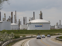 Une raffinerie de pétrole de Suncor Energy Inc. près de l'oléoduc Enbridge Line 5 à Sarnia, en Ontario.