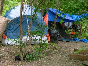 Un camp de sans-abri le long de la rivière Thames à London, en Ontario.  L'abordabilité du logement est devenue un problème urgent dans les collectivités de toutes tailles, ce qui fait augmenter le taux d'itinérance et stimule la migration hors de la province, selon la Chambre de commerce de l'Ontario.