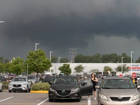 Des nuages ​​​​d'orage traversent la partie nord de Montréal près du Marché Central le 13 juillet 2023.