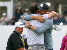 Nick Taylor est félicité par Corey Conners après avoir remporté l'Omnium canadien RBC plus tôt cette année.